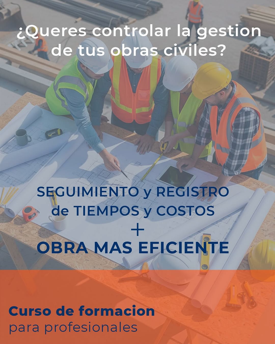 Equipo revisando planos en obra